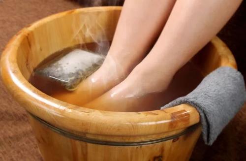 睡前中藥泡足